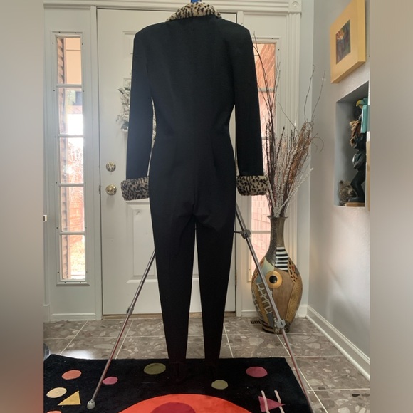 Feel like Cat Woman! Stretch knit catsuit with faux leopard fur-collar and cuffs - Picture 8 of 12